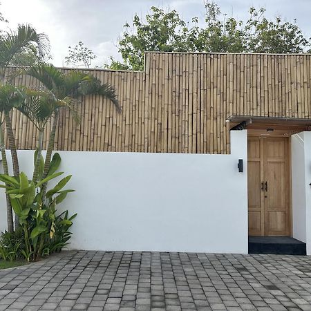 The Suites By The Young Villas Uluwatu Exterior foto